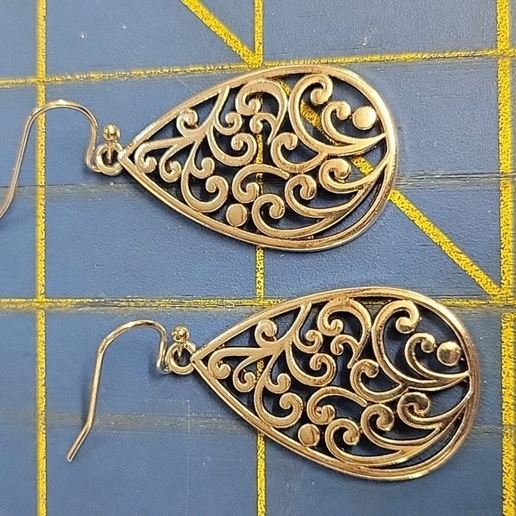 Tear Drop Silver Tone Earrings - Picture 1 of 1